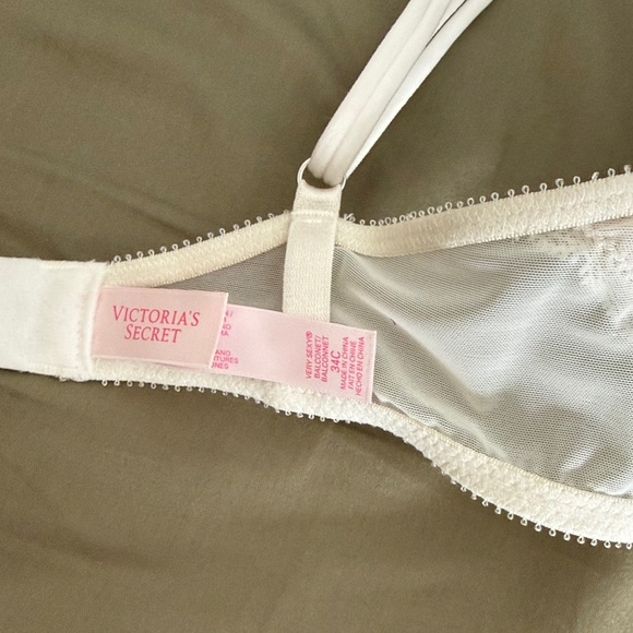 Victoria's Secret Very Sexy Cream Lace Bra - Picture 4 of 4